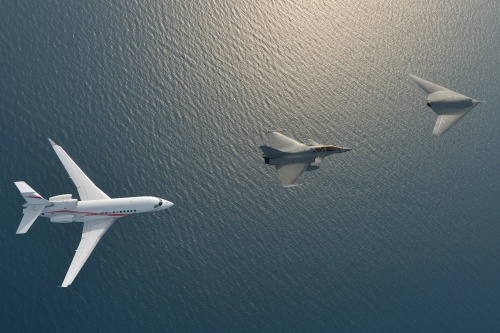 Pierwszy w świecie lot bezzałogowca i klasycznych samolotów, pilotowanych przez ludzi. Prowadzi ją bsl nEUROn. Za nim lecą Rafale i Falcon 7X / Zdjęcie: Dassault Aviation - K. Tokunaga