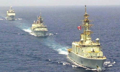 Do końca obecnej dekady marynarka wojenna Kanady będzie zmuszona do wycofania co najmniej 5 okrętów dwóch najważniejszych typów, w tym prezentowanych na zdjęciu: okrętu zaopatrzeniowego typu Protecteur, HMCS Protecteur (AOR 509) (po lewej) oraz niszczyciela typu Iroquois, HMCS Algonquin (DDG 283) (po prawej). Okrętom towarzyszy fregata typu Halifax, HMCS St. John's (FFH 340) / Zdjęcie: MO Kanady  