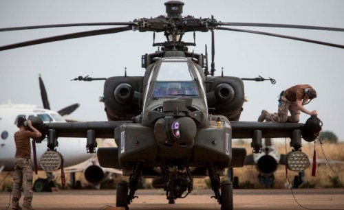 Holenderski kontyngent wojskowy w Mali będzie użytkował 4 śmigłowce uderzeniowe AH-64D, których zadaniem będzie patrolowanie wybranych obszarów i zbieranie informacji na temat ewentualnych ruchów oddziałów rebeliantów. Dodatkowo, wojskowi będą użytkować też ciężkie śmigłowce transportowe CH-47D oraz bezzałogowe statki latające ScanEagle i RQ-11 Raven