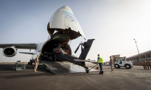 Holenderskie AH-64D zostały przetransportowane do portu lotniczego w Bamako, stolicy Mali, na pokładzie samolotu transportowego AN-124 Rusłan