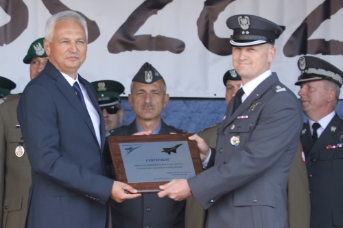 Prezes WZL-2, Dariusz Sokólski, wręcza symboliczny certyfikat przekazania samolotu ppłkowi pil. Piotrowi Iwaszce