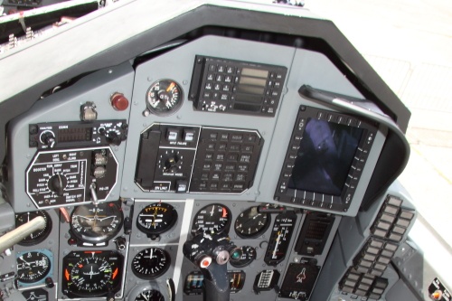 Tablica przyrządów w tylnej kabinie samolotu, z zabudowanymi nowymi elementami wyposażenia / Zdjęcia: Bartosz Głowacki