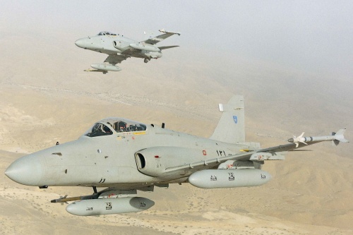 Nowe samoloty w znaczący sposób zwiększą potencjał operacyjny Al-Quwwat al-Jawwiya al-Sultanat Oman. Obecnie dysponują one m. in. 10 Hawkami Mk 203 (na zdjęciu) i 5 Hawkami Mk 103/A. Po rozpoczęciu służby przez Hawki AJT można będzie wycofać stare Hawki Mk 103 i zwolnić z zadań szkoleniowych Hawki Mk 203, które wciąż mogą wykonywać misje bojowe / Zdjęcie: BAE Systems