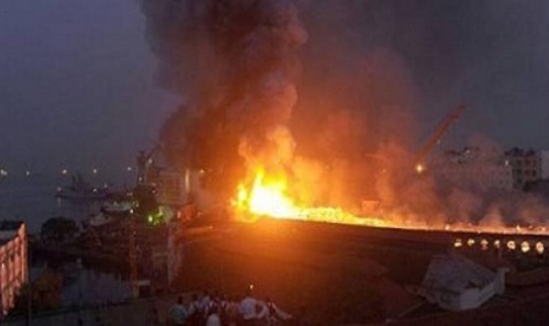 Płonący INS Sindhurakshak na terenie bazy morskiej w Bombaju / Zdjęcie: Marine Insight