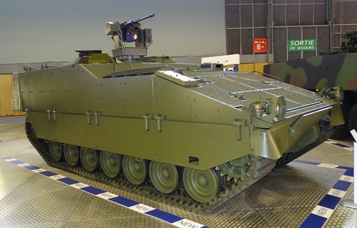 Prezentowany w Paryżu ASCOD występował w odmianie transportera opancerzonego, z zamontowanym zdalnie sterowanym modułem uzbrojenia (zsmu) Lemur, wyposażonym w 12,7-mm wkm Browning M2HB