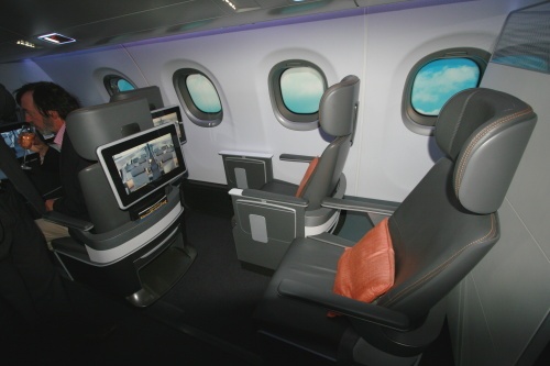 Tak według francuskiego Zodiaca ma wyglądać kabina klasy biznes nowych Embraerów E-Jets E2. Zwraca uwagę przesunięcie foteli w poszczególnych rzędach względem siebie / Zdjęcie: Grzegorz Sobczak