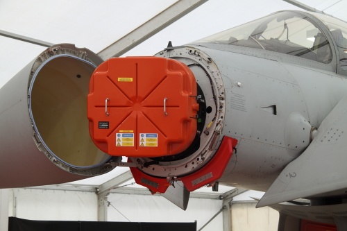 Eurofighter IPA5 wyposażony w nowy radiolokator - Captor-E z anteną fazowaną. Na urządzeniu znajduje się specjalna osłona, uniemożliwiająca poznanie szczegółów konstrukcji. Samolot umieszczono w specjalnym namiocie, do którego dostęp mają tylko wybrani przedstawiciele mediów. Oprócz tego producent zezwala na wykonywanie zdjęć radaru z odległości nie mniejszej niż 5 m / Zdjęcie: Bartosz Głowacki 