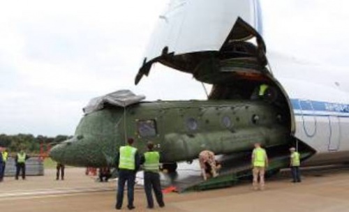 Holenderskie śmigłowce trafiają do Afryki na pokładzie wynajętego samolotu transportowego An-124 Rusłan. Wraz z Chinookami, na miejsce dotrze także 70-osobowa grupa żołnierzy, w tym załogi lotnicze oraz personel obsługowy / Zdjęcie: MO Holandii