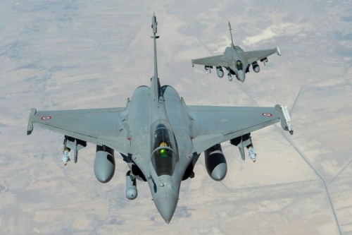 Według źródeł francuskich, w bazie Al Dhafra stacjonuje 6 samolotów wielozadaniowych Rafale. Operują one nad Irakiem uzbrojone w bomby kierowane laserowo GBU-12