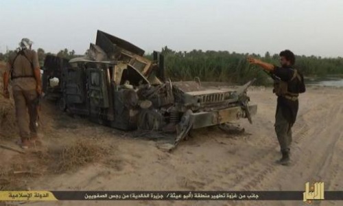 W ataku na iracką kolumnę wojskową użyto m.in. improwizowanych ładunków wybuchowych. Na zdjęciu zniszczony iracki samochód terenowy rodziny HMMWV