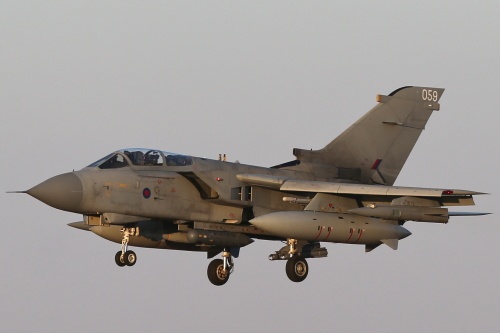 Tornado GR4, uzbrojony w bombę kierowaną Paveway IV i pociski powietrze-powierzchnia Brimstone, startuje do patrolu nad terenem Iraku
