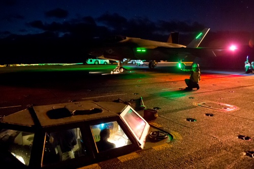 F-35C pilotowany przez Lt. Cmdr. Teda Dyckmana wykonuje pierwsze w historii nocne lądowanie na lotniskowcu / Zdjęcie: US Navy
