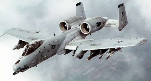 Procedowany właśnie NDAA zakłada zatrzymanie 64 A-10C w czynnej służbie i przeniesienie do rezerwy 36 pozostałych / Zdjęcie: USAF 