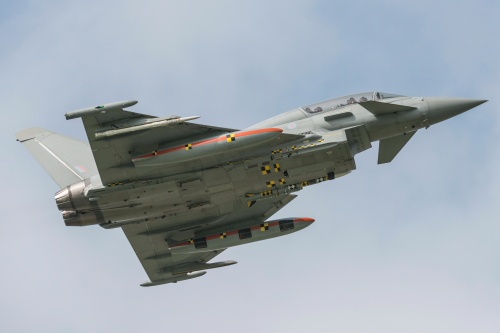 Eurofighter Typhoon (IPA1) z kierowanym pociskiem powietrze-powietrze dalekiego zasięgu MBDA Meteor, podwieszonym pod kadłubem / Zdjęcie: BAE Systems