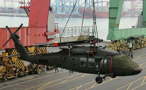 Tajwańskie UH-60M Black Hawk będą używane przede wszystkim do transportu żołnierzy i wyposażenia wojskowego między poszczególnymi bazami wojsk lądowych. Śmigłowce, które zostaną podporządkowane ministerstwu spraw wewnętrznych, mają wspierać działania poszukiwawczo-ratunkowe / Zdjęcie: CNA