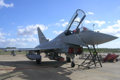 Eurofighter IPA2, używany do niedawnych prób pocisków manewrujących Storm Shadow, uzbrojony także w 2 pociski powietrze-powietrze bliskiego zasięgu AIM-9L Sidewinder. Pod kadłubem widoczny jest dodatkowy zbiornik paliwa