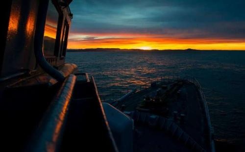 Prowadzone od 30 października do 2 grudnia ćwiczenia morskie La Motte-Picquet na północnym Atlantyku oraz Oceanie Arktycznym były okazją do zapoznania się przez załogę okrętu z wymogami operowania w trudnych warunkach pogodowych i przy zmiennym stanie morza / Zdjęcie: MO Francji