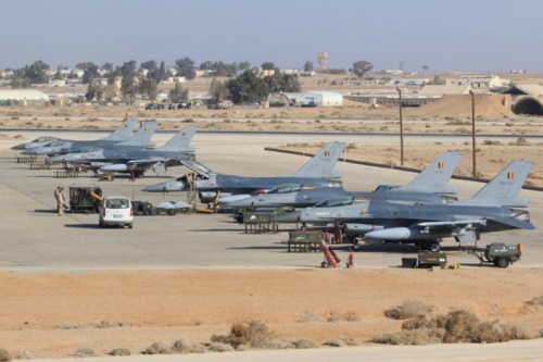 Belgijskie i holenderskie F-16, zwalczające bojówki PI, stacjonują w bazie Muwaffaq Salti w Azraq w Jordanii / Zdjęcie: MO Belgii