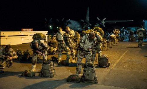 Szczegóły ewentualnej francuskiej interwencji wojskowej w Libii nie są znane. Można podejrzewać, że w pierwszym etapie Paryż zdecyduje się na wykorzystanie lotnictwa wojskowego oraz wojsk specjalnych. Użycie jednostek regularnej armii jest mniej prawdopodobne m.in. ze względu na ich rozciągnięcie operacyjne od Mauretanii po Republikę Środkowej Afryki, a także brak efektywnej kontroli uznawanego międzynarodowo libijskiego rządu nad praktycznie całym terytorium kraju, poza obszarem wokół Tobruku, który jest jego tymczasową siedzibą / Zdjęcie: MO Francji
