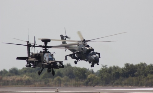 Indonezja pozyska osiem uderzeniowych AH-64E Guardian kosztem 296 mln USD. Dostawy potrwają do początku 2018. Ogłoszone przed kilkoma dniami porozumienie najprawdopodobniej nie uwzględnia dostaw wyposażenia dodatkowego oraz usług wsparcia technicznego i logistycznego / Zdjęcie: Departament Obrony USA