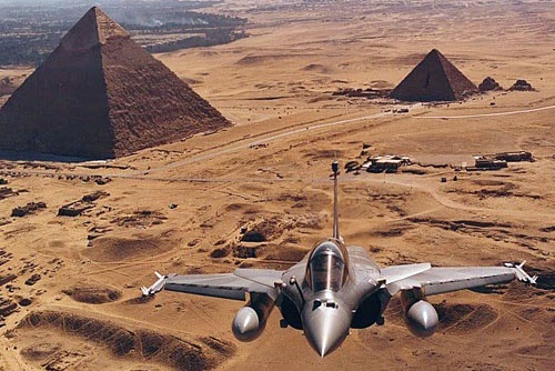 Rafale nad piramidami / Zdjęcie: Dassault Aviation