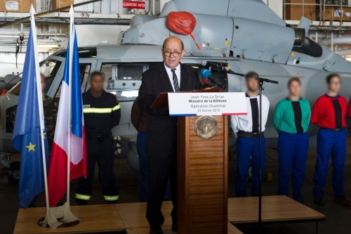 Przed rozpoczęciem działań minister obrony Francji, Jean-Yves Le Drian, wygłosił przemówienie do załogi lotniskowca Charles de Gaulle / Zdjęcia: MO Francji