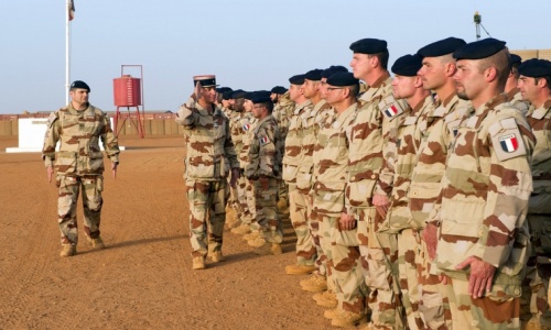 Francja wyśle dodatkowych żołnierzy do Sahelu. Ich zadaniem będzie wspieranie sojuszników w walce z islamistami oraz powstrzymanie napływu uzbrojenia i wyposażenia wojskowego z ogarniętej konfliktem wewnętrznym Libii / Zdjęcie: MO Francji  