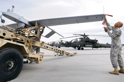 Pierwsza eskadra uderzeniowo-rozpoznawcza lotnictwa US Army liczy 24 śmigłowce uderzeniowe AH-64D Apache i 12 bezzałogowych statków latających RQ-7 Shadow / Zdjęcie: US Army