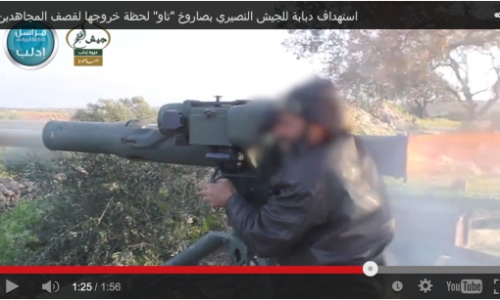 Działający w Syrii islamiści przejęli część uzbrojenia przekazanego umiarkowanym syryjskim rebeliantom przez USA i niektóre państwa regionu. W ich rękach znalazły się m.in. wyrzutnie przeciwpancernych pocisków kierowanych z rodziny TOW / Zdjęcie: Dżabhat an-Nusra