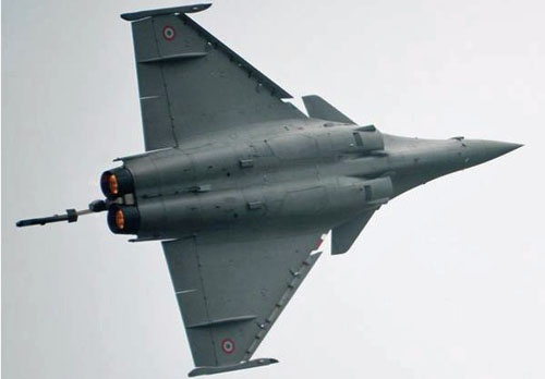 Po ponad 3 latach negocjacji Indie postanowiły zamówić 36 samolotów wielozadaniowych Dassault Rafale wyprodukowanych we Francji, reszta - 108 ma zostać wyprodukowana na miejscu w zakładach HAL. Nie podano wartości wynegocjowanego kontraktu. Nieoficjalnie wiadomo, że pierwsze dostawy Rafale dla Indii mają zostać zrealizowane w 2017. Tego domagało się New Delhi