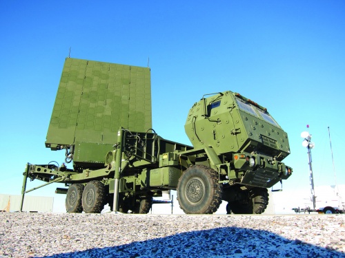 Antena radiolokatora wstępnego wskazywania celów systemu MEADS powinna pozwolić na szybsze wykrycie pocisków balistycznych. Podobne rozwiązanie – w postaci radaru P-18PL – planowano wprowadzić do nowych, polskich systemów obrony powietrznej. Czy będzie to możliwe przy zakupie Patriotów dostarczanych do Polski w ramach FMS, można wątpić / Zdjęcie: MEADS