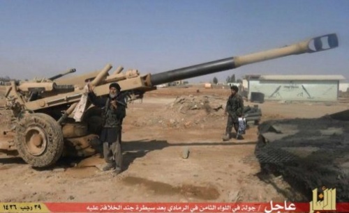 Islamiści zajęli porzucone przez wycofujących się w popłochu Irakijczykach 155-mm holowane haubice M198 pochodzące z zapasów magazynowych sił zbrojnych USA. Część amerykańskiej klasy politycznej zaczęła poddawać w wątpliwość sens dalszego wsparcia materiałowego irackich wojsk, w tym dostaw ppk Javelin, o które zabiega rząd w Bagdadzie / Zdjęcia: Ad-Daula al-Islamijja