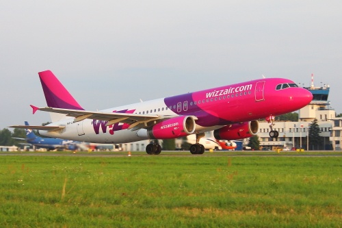 Węgierskie tanie linie lotnicze Wizz Air ogłosiły, że 14 września rozpoczną loty z Warszawy do Birmingham. Rejsy na tej trasie mają się odbywać się dwa razy w tygodniu: w poniedziałki i piątki / Zdjęcie: Marcin Sigmund