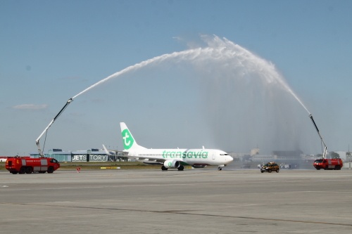 Pierwszy Boeing 737-800 w barwach Transavii został powitany w Warszawie tradycyjnym salutem wodnym 