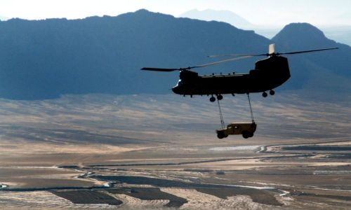 Boeing przedłużył (co najmniej po raz dziesiąty!) ofertę sprzedaży Indiom 22 AH-64E Guardian i 15 CH-47F Chinook, o wartości 2,5 mld USD. Amerykański producent coraz mocniej naciska na indyjskie władze, aby pospieszyły się z wydaniem ostatecznej zgody na kupno wiropłatów. W przeciwnym razie, czynniki rynkowe wymuszą na Amerykanach zwiększenie wartości umowy / Zdjęcie: Departament Obrony USA 