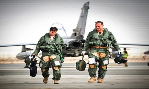 Ministerstwo obrony Wielkiej Brytanii poinformowało, że grupa żołnierzy RAFu, w tym 3 pilotów, brała udział w kampanii nalotów na cele w Syrii. Na czas misji podporządkowano ich dowództwu wojskowemu państw trzecich, w tym Kanady i USA / Zdjęcie: MO Wielkiej Brytanii