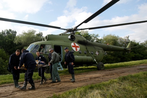 Jednym z ostatnich zadań serbskich Mi-8 były niesienie pomocy rodakom poszkodowanym w wyniku powodzi, ajka spustoszyła kraj w połowie ub.r. / Zdjęcie: EUFOR