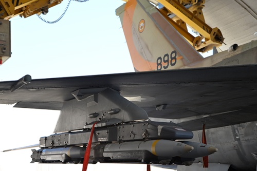 4 GBU-39 SDB podwieszone na wielozamkowej belce uzbrojeniowej BRU-61 pod skrzydłem F-16I. Samolot może przenosić najprawdopodobniej 8 bomb tego typu / Zdjęcie: MO Izraela 