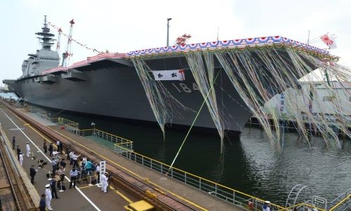 Wczoraj w Jokohamie zwodowano i ochrzczono JS Kaga (DDH 184), drugi japoński śmigłowcowiec typu Izumo. Jednostka wejdzie do służby w 2017 / Zdjęcie: MO Japonii
