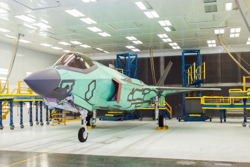 Pierwszy F-35A przeznaczony dla wojsk lotniczych Norwegii opuszcza halę montażu końcowego w Fort  Worth / Zdjęcie: MO Norwegii 