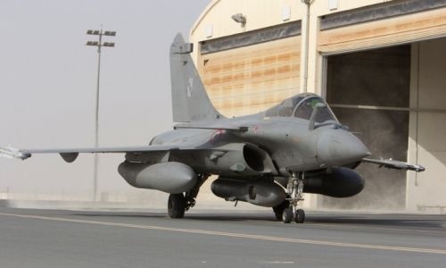 Francuskie Rafale wykonały wczoraj pierwszą misję rozpoznawczą nad Syrią. Samoloty wyposażono m.in. w zasobniki rozpoznawcze Reco NG / Zdjęcie: MO Francji