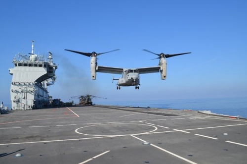 Po raz pierwszy od 5 lat amerykański przemiennopłat MV-22B Osprey wylądował na pokładzie HMS Ocean / Zdjęcie: MO Wielkiej Brytanii