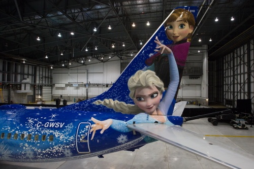 Portrety głównych bohaterek – Elsy i Anny – namalowano na ogonie Boeinga 737-800