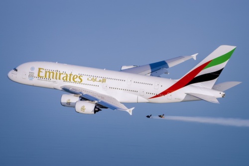 Para Jetmanów lecących obok Airbusa A380 / Zdjęcie: Emirates