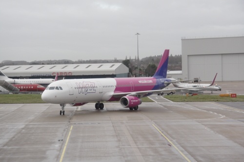 Najnowszy nabytek Wizz Air – A321ceo. Drugi samolot tego typu zacznie loty komercyjne w grudniu, a kolejnych 9 zasili flotę w 2016. Do 2018 przewoźnik odbierze łącznie 27 samolotów tego typu / Zdjęcie: Bartosz Głowacki 