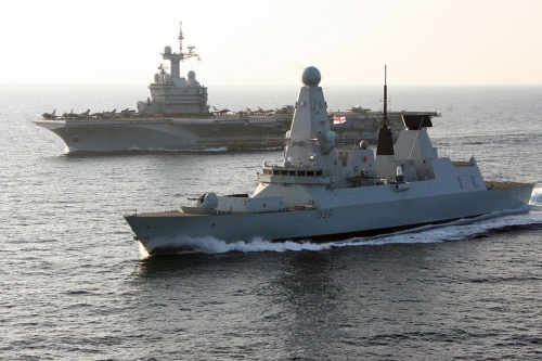 HMS Defender zapewni ochronę przeciwlotniczą / przeciwrakietową okrętom wchodzącym w skład grupy lotniskowcowej CdG / Zdjęcie: Royal Navy