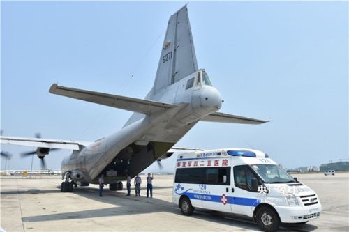 Samolot patrolowy Y-8 zabrał 3 chorych pracowników budowlanych z wyspy Fiery Cross. Kilka godzin później patrolowiec wylądował w Sanya na południu wyspy Hajnan / Zdjęcie: MO ChRL 