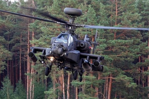 Według niepotwierdzonych informacji Londyn ma nabyć 50 AH-64E Guardian (następców WAH-64, na zdjęciu) bezpośrednio od Boeinga, który zapewni także ich obsługę / Zdjęcie: MO W. Brytanii