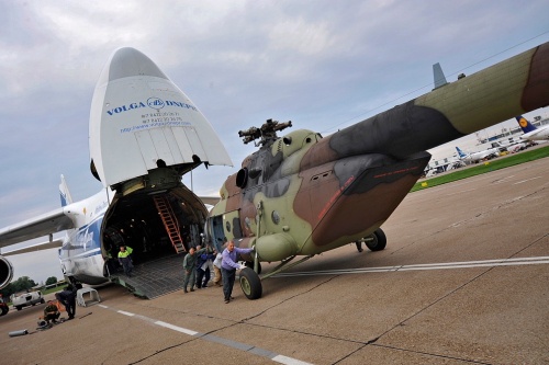 Wyładunek serbskich śmigłowców Mi-17W-5 z wnętrza An-124-100 / Zdjęcie: Igor Salinger, MO Serbii
