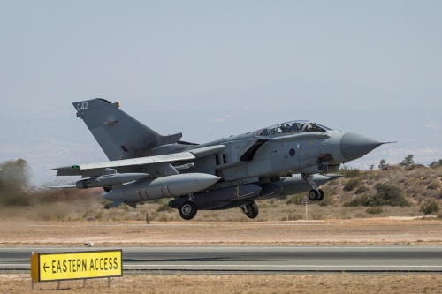 Tornado GR4 uzbrojony w pociski manewrujące Storm Shadow, podwieszone pod kadłubem, startuje do ataku na bunkier islamistów / Zdjęcie: MO W. Brytanii